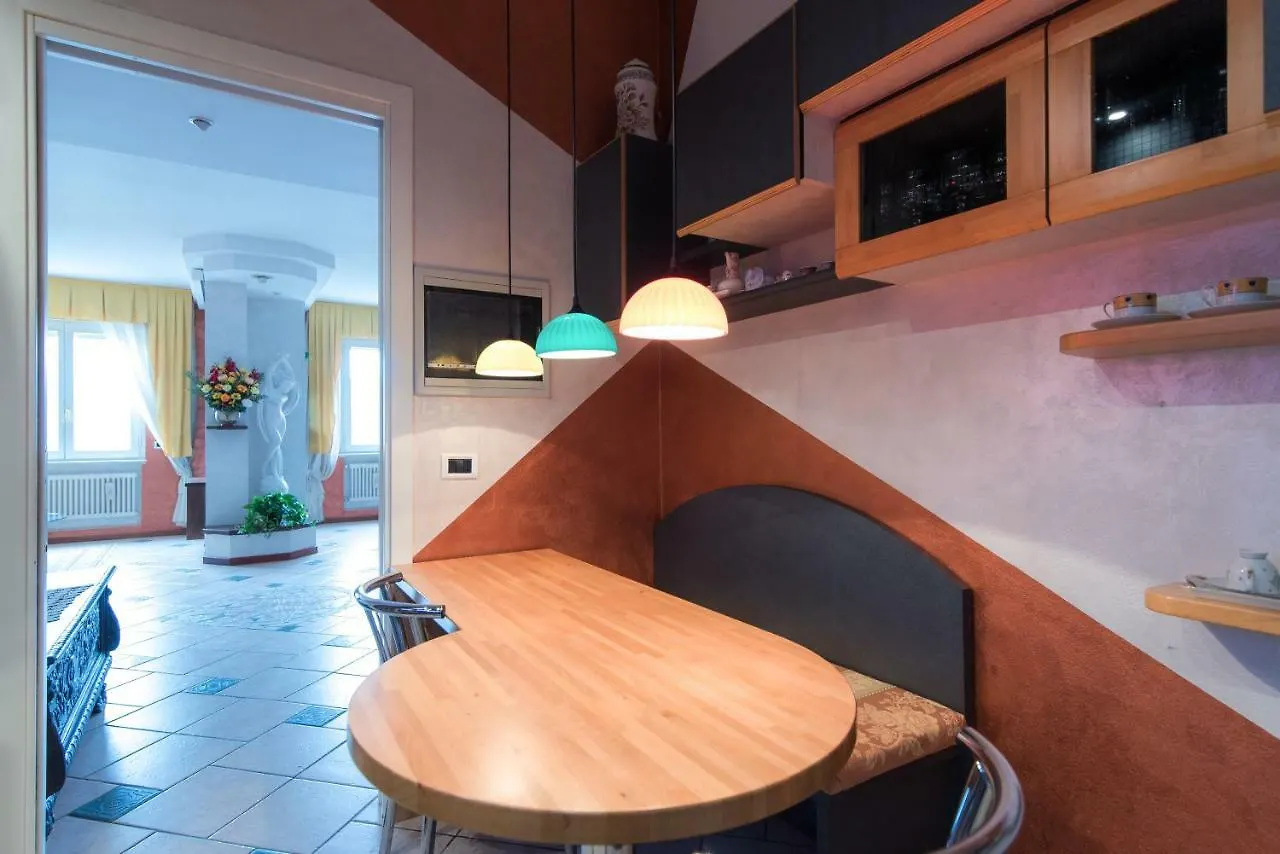 Lo Specchio Sul Lago - The House Of Travelers Como 0*,