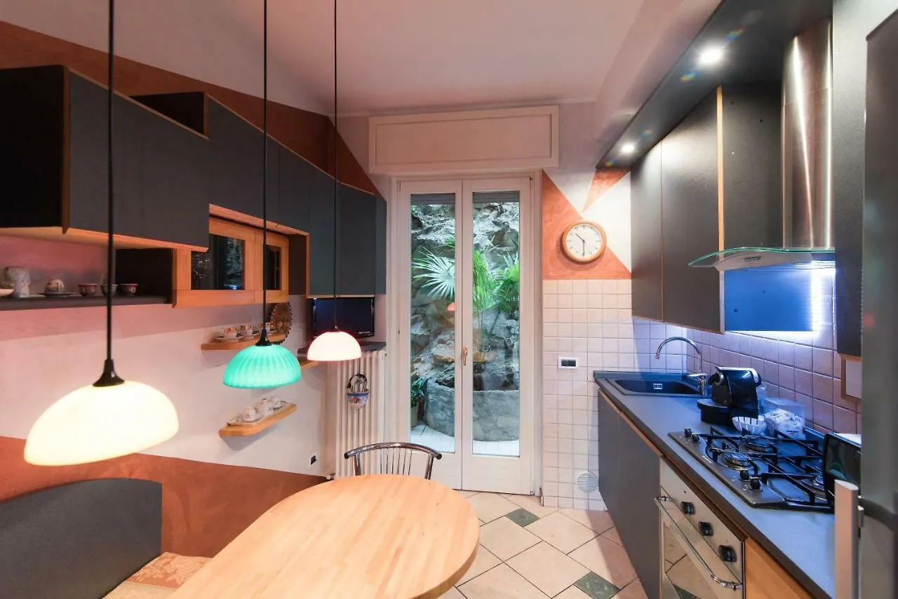 Lo Specchio Sul Lago - The House Of Travelers Como