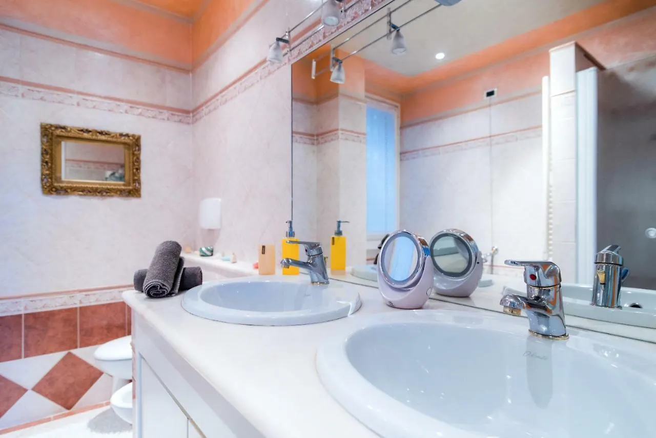 Lo Specchio Sul Lago - The House Of Travelers Como Apartment