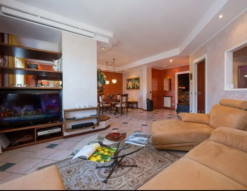 Lo Specchio Sul Lago - The House Of Travelers Como Apartment